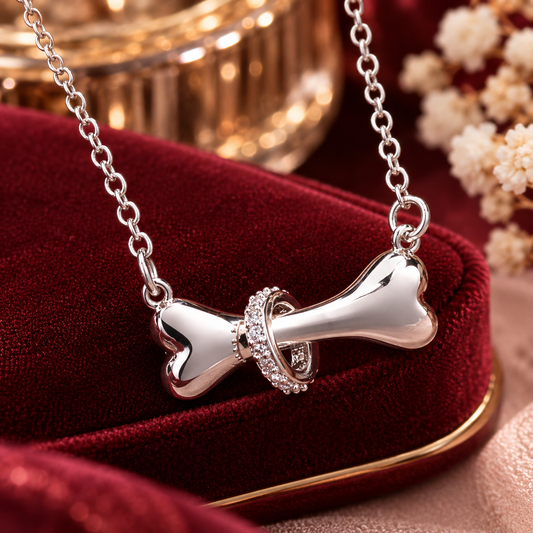 Silberfarbene Hunde-Knochen-Halskette mit Zirkonia – elegantes Produktbild