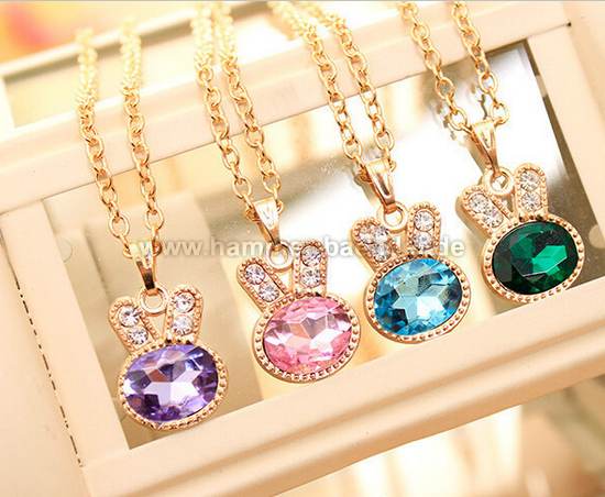 Vergoldeter Hasen-Anhänger mit Saphir-Imitat | Bunt & Edel