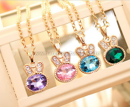 Vergoldeter Hasen-Anhänger mit Saphir-Imitat | Bunt & Edel