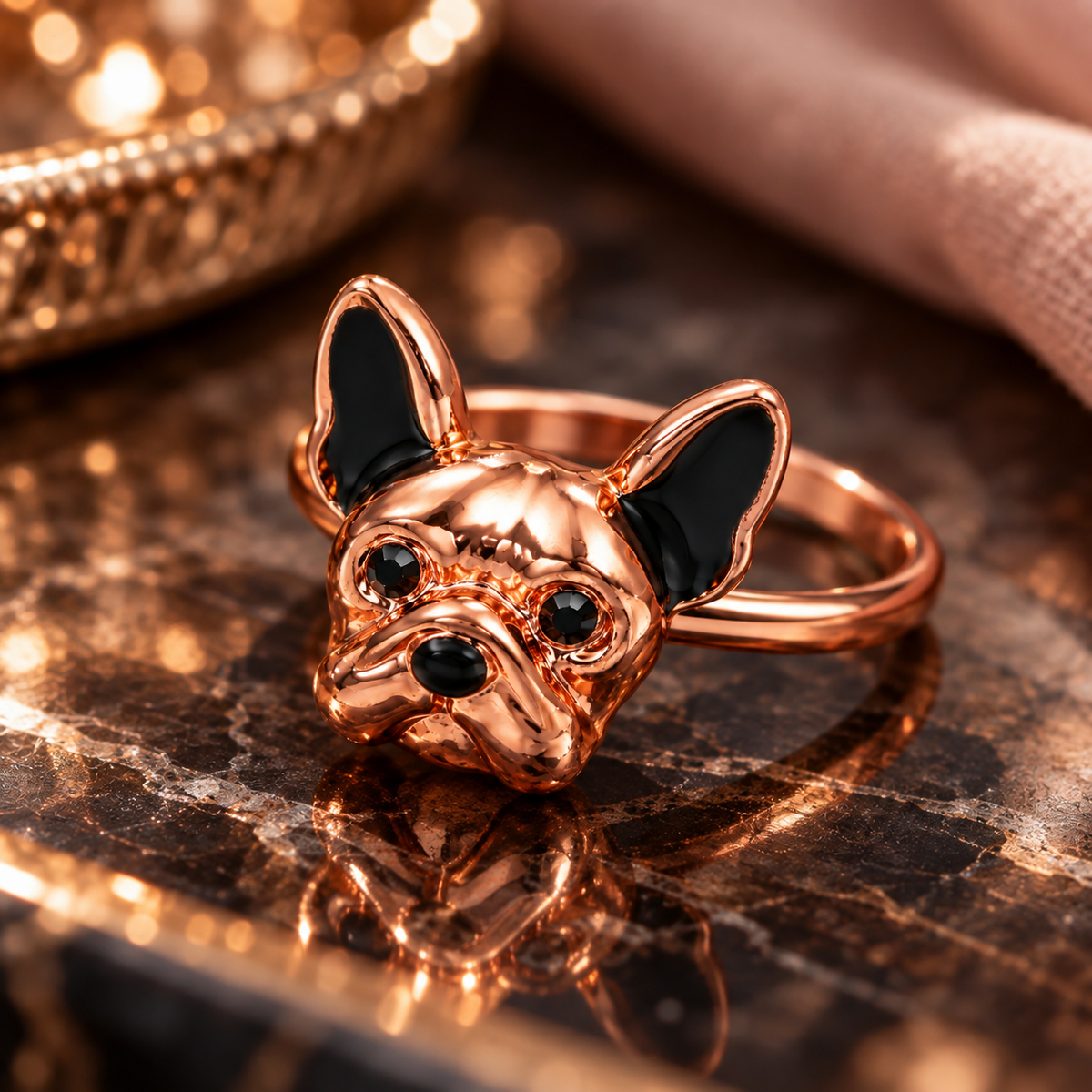 Französische Bulldogge Ring in Roségold – inszeniertes Produktbild