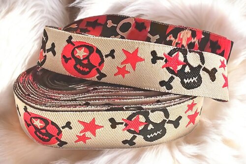 Rockiger Totenkopf-Look mit roten Sternen – Webband 16mm