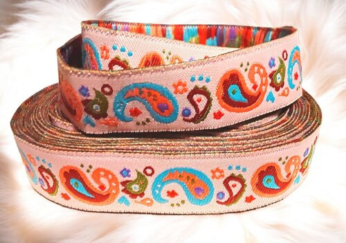 Bunte Paisleys auf zartem Rosa – Webband 16mm