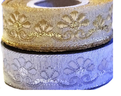 Elegante Webbänder in Gold und Silber mit floralem Muster