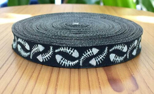 Fischgrät-Chic – 16 mm Webband in Schwarz-Weiß