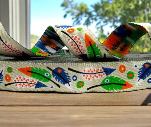 Federleicht und bunt – 16 mm Webband mit grauem Hintergrund