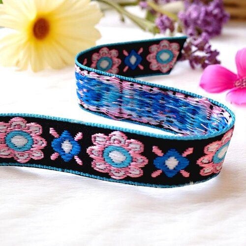 Blumenpracht – 16 mm Webband mit schwarzem Hintergrund