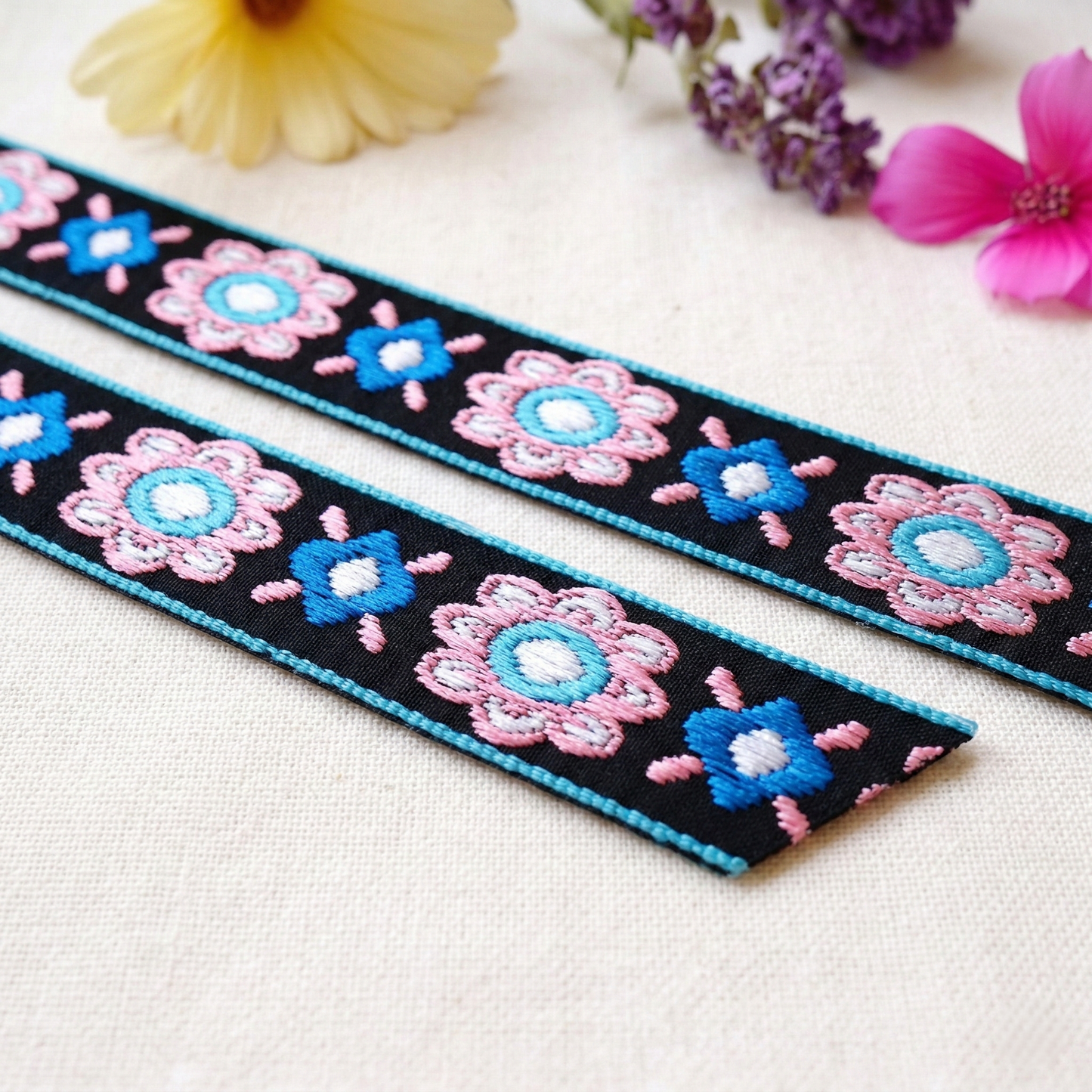 Blumenpracht – 16 mm Webband mit schwarzem Hintergrund