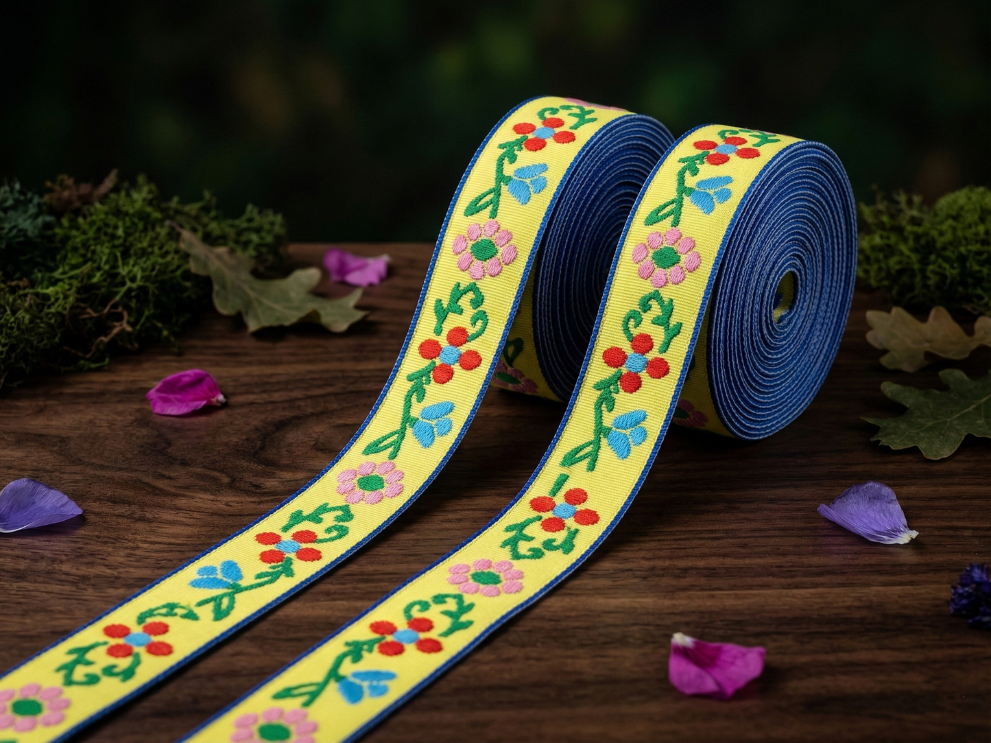 Blumenpower – Webband 16 mm mit bunten Blüten auf Gelb