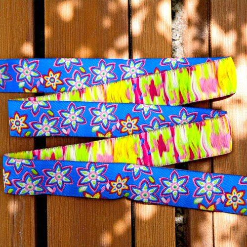 Blumenwiese in Blau – Webband 16 mm mit bunten Blüten