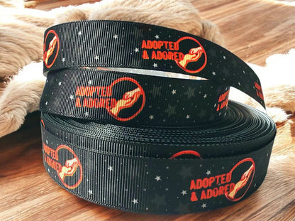 „Adopted & Adored“ – Stolzes Statement für Tierschutzhunde 22mm (Eigenproduktion)