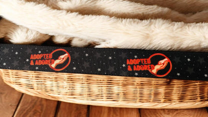 „Adopted & Adored“ – Stolzes Statement für Tierschutzhunde 22mm (Eigenproduktion)