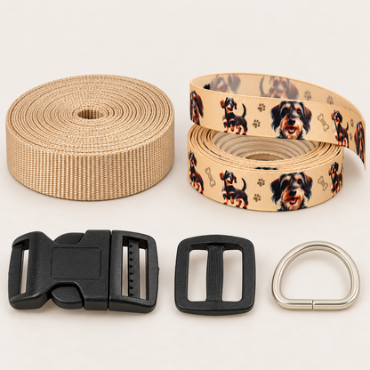 Beispielmaterialien des DIY-Sets: beiges Gurtband, Dackel-Zierband, Kunststoffverschluss, Schieber und D-Ring