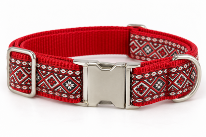 Nähinspiration für Standard Metall: rotes Halsband mit geometrischem Zierband
