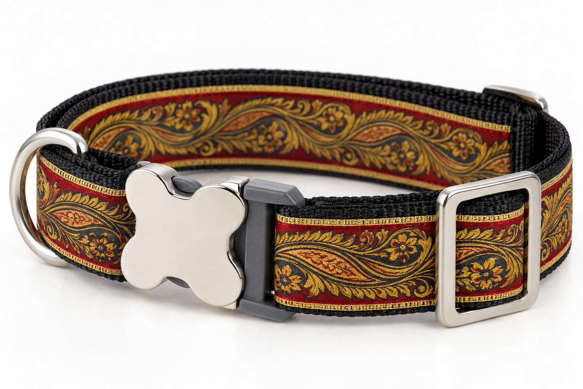 Nähinspiration für Premium Knochen: schwarzes Halsband mit ornamentalem Zierband und Knochenverschluss