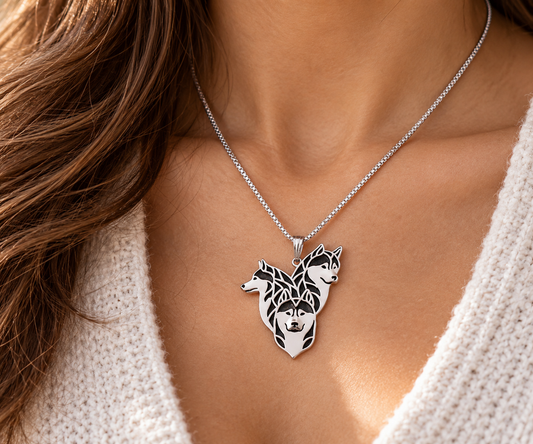 Versilberte Husky-Halskette mit drei Husky-Motiven als Tragebild