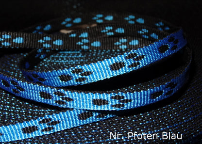 Doppelseitiges Muster mit Pfoten in Rosa und Blau