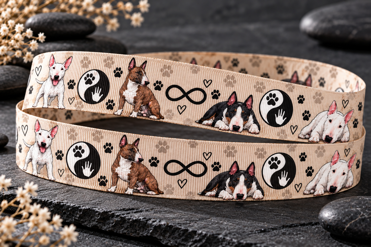 Bullterrier-Ripsband 22 mm mit Yin-Yang-Pfoten, Herzen und Hundeporträts auf beigefarbenem Grund, dekoriert auf dunklem Stein