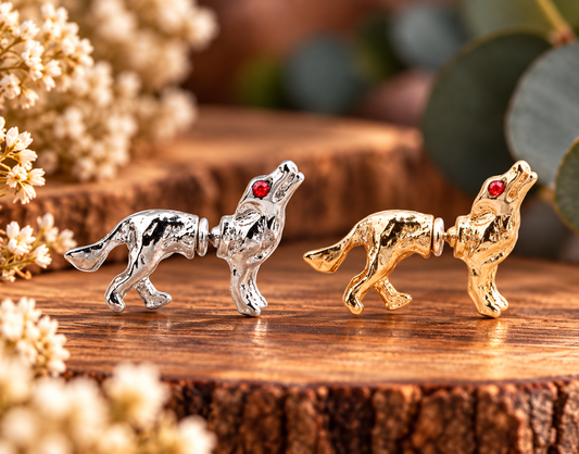 Wolf-Ohrringe in Silber und Gold mit roten Augen als Präsentationsbild